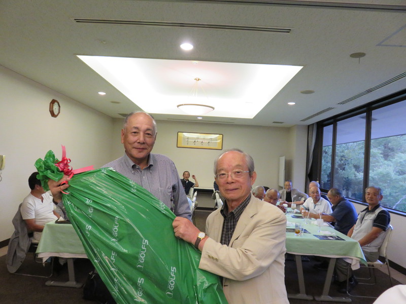 幡鉾会長より優勝者の江口さんへキャディバッグ