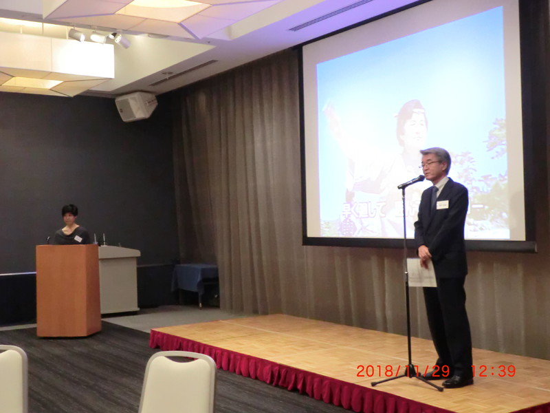 司会の末田さんと川崎会長