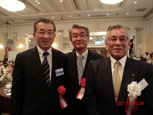 左から宇野木副会長、第９代川﨑会長、万谷雪州会会長